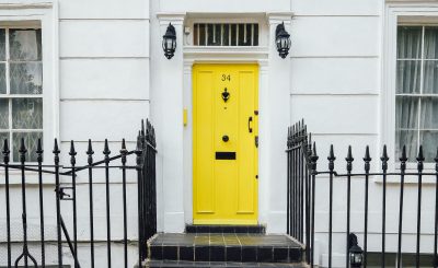 Porte d'entrée jaune à Londres