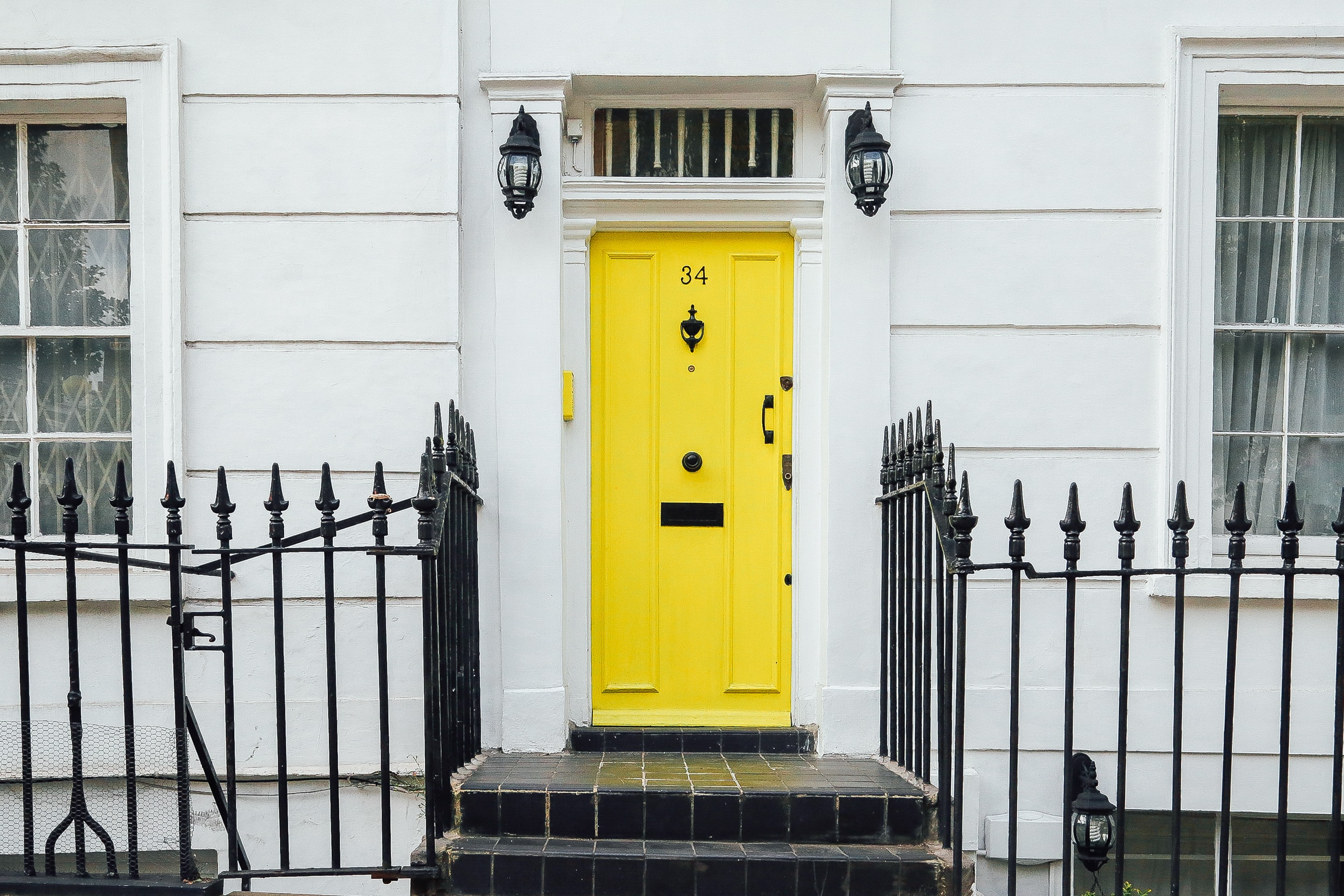 Porte d'entrée jaune à Londres